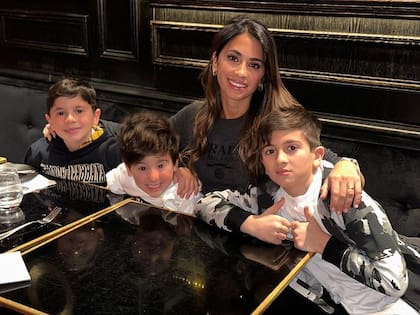 Mateo, Ciro y Thiago Messi disfrutaron de un almuerzo en París con su madre, Antonela Roccuzzo