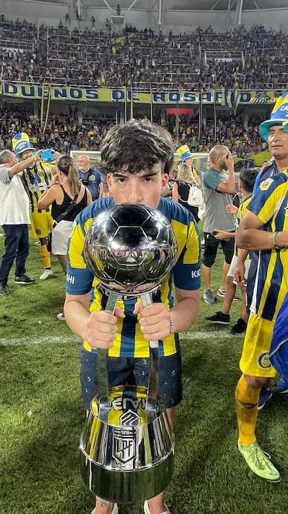 Mateo Crer, hincha de Rosario Central, celebrando la última Copa de la Liga obtenida por el club de sus amores