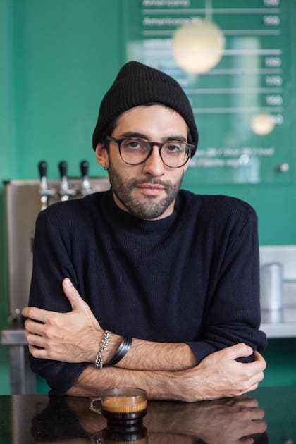 Mateo Díaz de Artigas sirve café de especialidad en Culto Café.