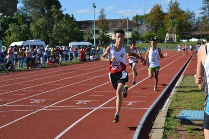 Mateo en acción, en plena competencia en la pista