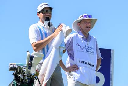 Mateo Fernandez de Oliveira y su caddie, Tomás Mariscotti; hasta ahora, la fórmula viene dando resultados