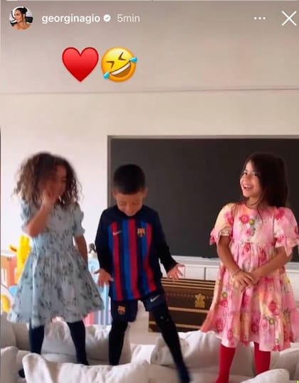 Mateo junto a Eva y Alana Martina en un video que causó polémica