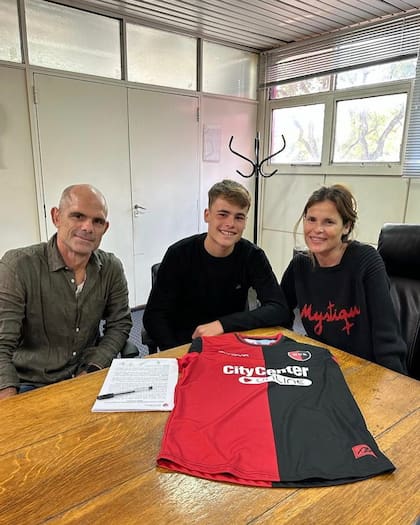 Mateo junto a sus padres, Diego y Julieta, al firmar su primer contrato con Newell’s