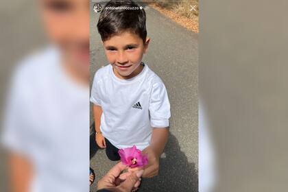 Mateo le regaló una flor a su madre y derritió de ternura a más de uno (Foto: Instagram @antonelaroccuzzo)