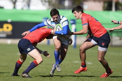 Mateo Madero, de SIC, se abre paso entre Germán Klubus y Alejandro Coppola, de Pucará; el único contacto tuvo lugar en la cancha, durante 80 minutos.