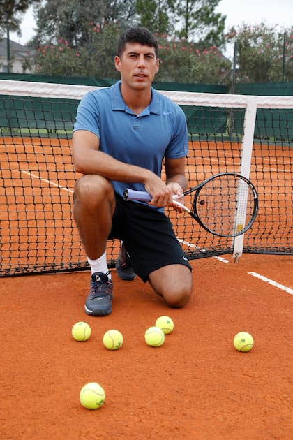 Mateo Martínez, en Canning, donde empezó a dar clases de tenis durante la suspensión; en el futuro le gustaría ser coach en el circuito. 