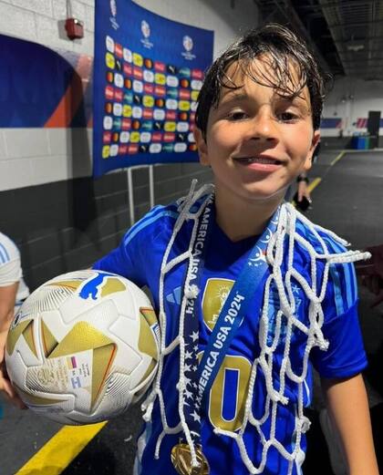 Mateo Messi con la red y la pelota de la Copa América