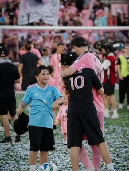 Mateo Messi mira con una sonrisa a Leo y Thiago, su hermano