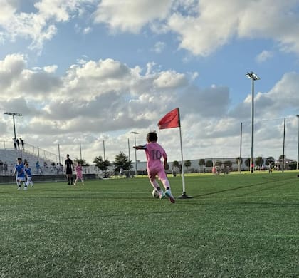 Mateo Messi pateando un córner en la academia del Inter Miami