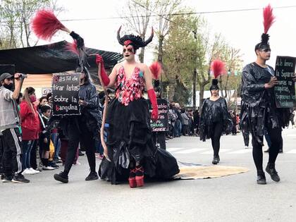 Mateo Moggio y su iniciación como drag queen: con un vestido todo hecho de basura, como una manera de protestar contra quienes arrojan residuos.