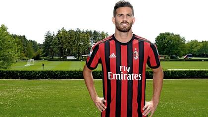 Mateo Musacchio posa con su nueva camiseta del Milan