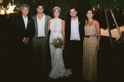 Mateo posa con sus suegros, Enrique Solanet y Fernanda Nogues, y su cuñado, Lucas.