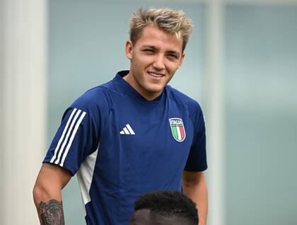 Mateo Retegui con la selección italiana, en la concentración de Coverciano, durante un entrenamiento antes del partido de este jueves con España, por la Nations League