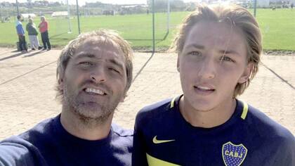 Mateo Retegui, de 18, juega en la reserva de Boca y ya fue suplente de la primera; en la imagen, con el Chapa, DT del hockey campeón olímpico en Río