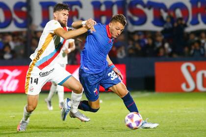 Mateo Retegui, el goleador de la Liga Profesional, con 19 tantos, intenta desmarcarse de Gonzalo Goñi; Tigre cayó y en 2023 jugará la Copa Sudamericana