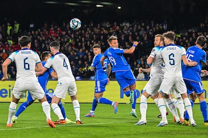 Mateo Retegui en acción durante el partido que disputan Italia e Inglaterra.