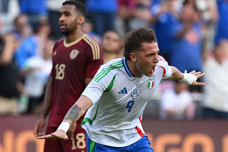 Mateo Retegui le dio el triunfo a Italia sobre Venezuela con dos goles en un amistoso