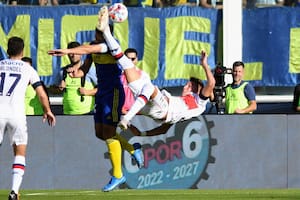 Mateo Retegui intenta una chilena en el área de Boca, pero le cobraron foul en ataque; el delantero de Tigre tuvo dos chances claras para convertir en el segundo tiempo