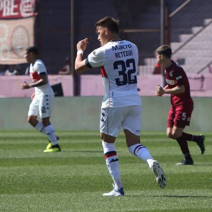 Mateo Retegui y (más atrás) Equi Fernández), la fórmula del primer gol de Tigre a Lanús en el Sur