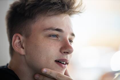 Mateo Salvatto, en el parador Marbella, en Pinamar, conversa con LA NACION