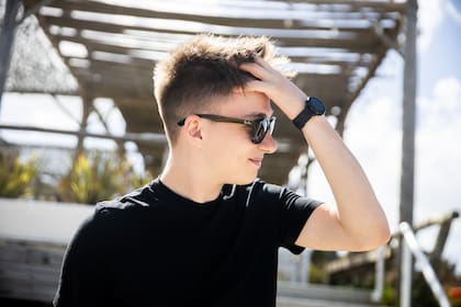 Mateo Salvatto, en el parador Marbella, en Pinamar, conversa con LA NACION