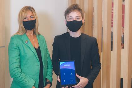 Mateo Salvatto junto a Silvia Tenazinha