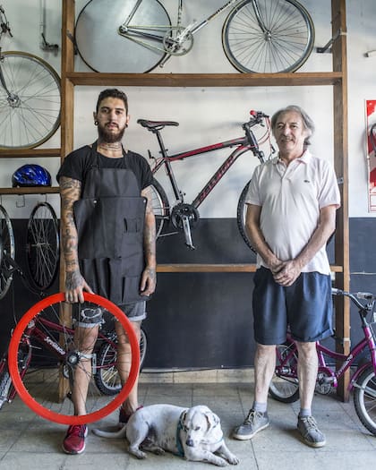 Mateo Sevillano (30) y Miguel Bocha Sevillano (63) Bicicletas Sevillano.