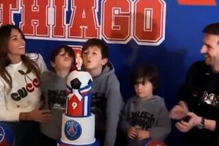 Thiago Messi iba a soplar las velas de cumpleaños pero Mateo se llevó todas las miradas