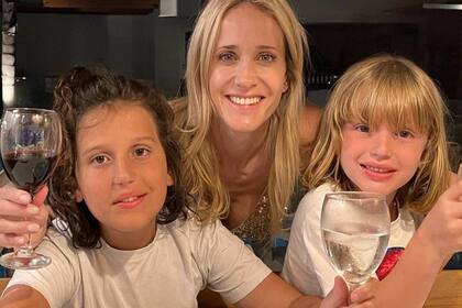 Mateo y Rocco junto a su madre (Foto Instagram @jprandi)