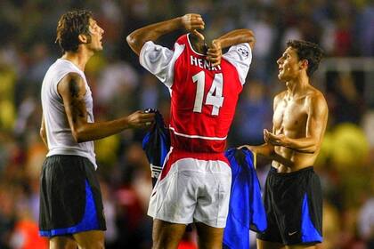 Materazzi vs. Javier Zanetti, una escena simpática, con Thierry Henry como testigo de la pelea por una camiseta; Marco tiene una gran relación con Pupi y con varios argentinos