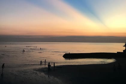 Materia fecal en las playas: un caño clave en Montevideo está al límite y las autoridades están en alerta
