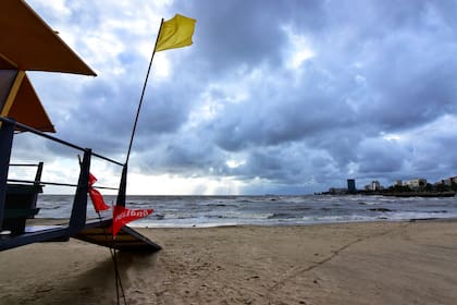 Materia fecal en las playas: un caño clave en Montevideo está al límite y las autoridades están en alerta