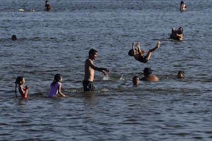 Materia fecal en las playas: un caño clave en Montevideo está al límite y las autoridades están en alerta