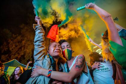 Mujeres festejan emocionadas en la Plaza Güemes de la ciudad de Salta la sanción de la ley de Interrupción Voluntaria del Embarazo