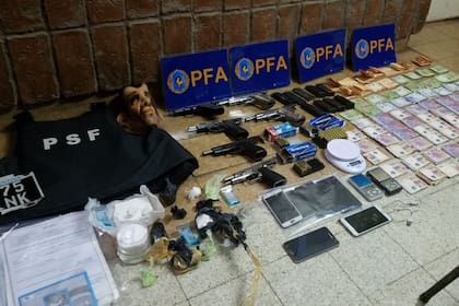Material incautado a los presuntos integrantes de la banda acusada de haber cometido un atentado con una bomba molotov contra una fiscalía de Rosario