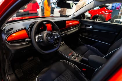 Materiales modernos, espacio amplio y una pantalla de 10,25” convierten al Fiat 600 Hybrid en un híbrido pensado para disfrutar cada viaje.