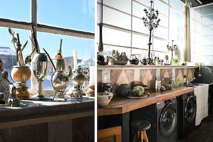 Mates en alpaca y cuero, una de las especialidades de la casa, disponibles en el local de la calle Posadas. La alzada de la cocina vino de Rosario, hallazgo de un marmolero que trabaja con demoliciones.