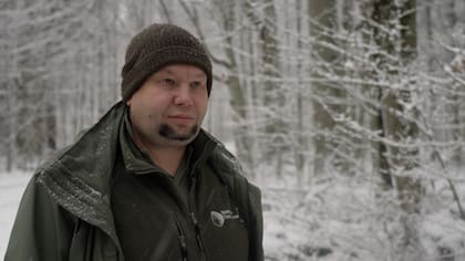 Mateusz vive y trabaja en Bialowieza y ve de primera mano cómo el bosque se está adaptando a medida que más y más personas viajan desde Bielorrusia a la UE.