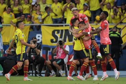 Matheus Uribe festeja con todo el plantel de Colombia el 2-1
