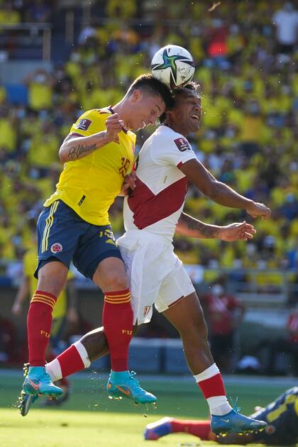 Matheus Uribe le gana a Renato Tapia