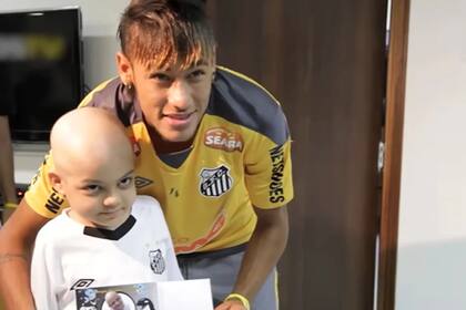 Matheus y Neymar en 2012: el niño padecía leucemia y le pidió un festejo especial al futbolista