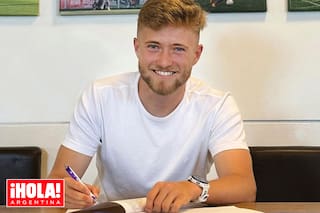 Tiene 21 años, es el hijo de una estrella de la música, pero cumplió su sueño en el fútbol