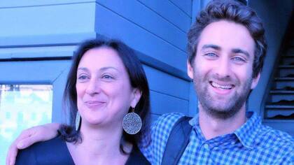 Mathew junto a su madre, que fue asesinada ayer en Malta