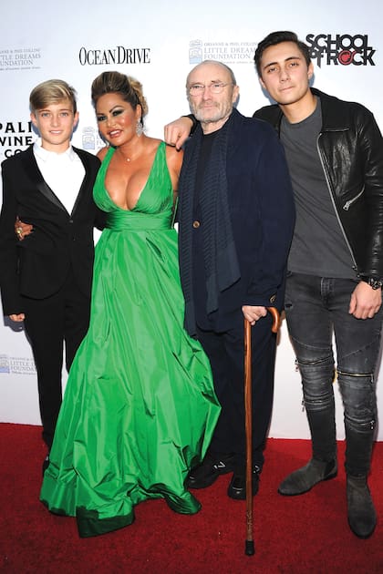 Mathew, su madre Orianne Cevey, su padre Phil Collins y su hermano Nicholas, durante una gala benéfica en Miami, en noviembre de 2018