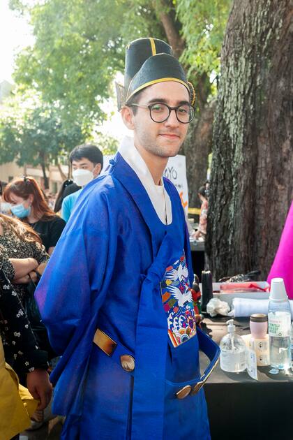 Mathias Balaguer, vestido con ropas típicas