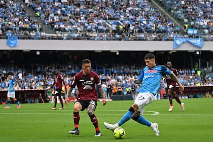 Mathias Olivera lucha por la pelota con Pasquale Mazzocchi durante el partido que disputan Napoli y Salerntiana