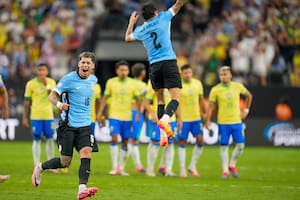 Uruguay tuvo poco del discurso de Bielsa, 26 patadas y una tarjeta roja, pero sacó a Brasil por penales