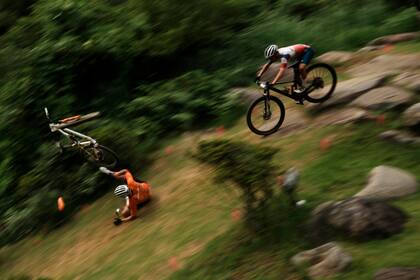 Mathieu van der Poel, de los Países Bajos, cae en una cuesta abajo durante la competencia masculina de ciclismo de montaña de campo traviesa en los Juegos Olímpicos de Verano de 2020, el lunes 26 de julio de 2021, en Izu, Japón.