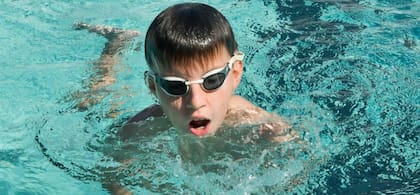 Mati descubrió el amor por el agua y ganó medallas compitiendo contra otras personas con discapacidad.