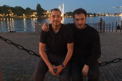 Matías, a la derecha, junto a su gran amigo sueco, Kelly, muchos años después de su llegada al país escandinavo.